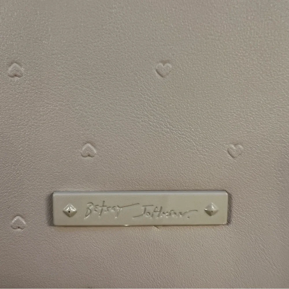 Betsey Johnson Cream Crossbody Bag with Heart Accent • Great for Valentines 💘 - Picture 8 of 9